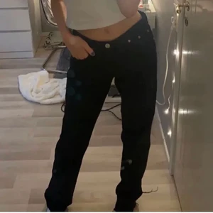 Svarta zara jeans  - Ett par jeans från zara svarta/gråa köpta här på Plick men tyvärr för korta för mig