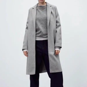 GRÅ KAPPA - Jätte fin grå kappa som jag köpte nyligen. Säljer eftersom att jag inte tror att jag kommer använda den alls, och har inte gjort. Den är då i nyskick💞storlek S men den passar S-L om man vill ha den kortare💞