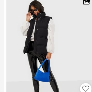 Väst strl 34/36 - Säljer denna fina väst från märket Missguided, knappt använd. Stl 34/36. Kan även fraktas💗