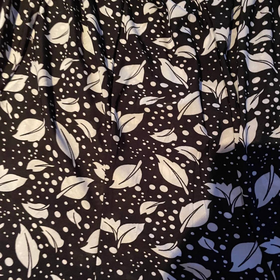 Svart kjol med mönster - 90