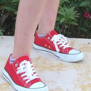 Röda Skor - Ett par skor jag köpte från Newyorker för ett par år sedan. Skorna ska igentligen vara 37 men känns mindre än så. Skorna är för små för mig nu och samlar damm nuförtiden som man kan se på sista bilden.