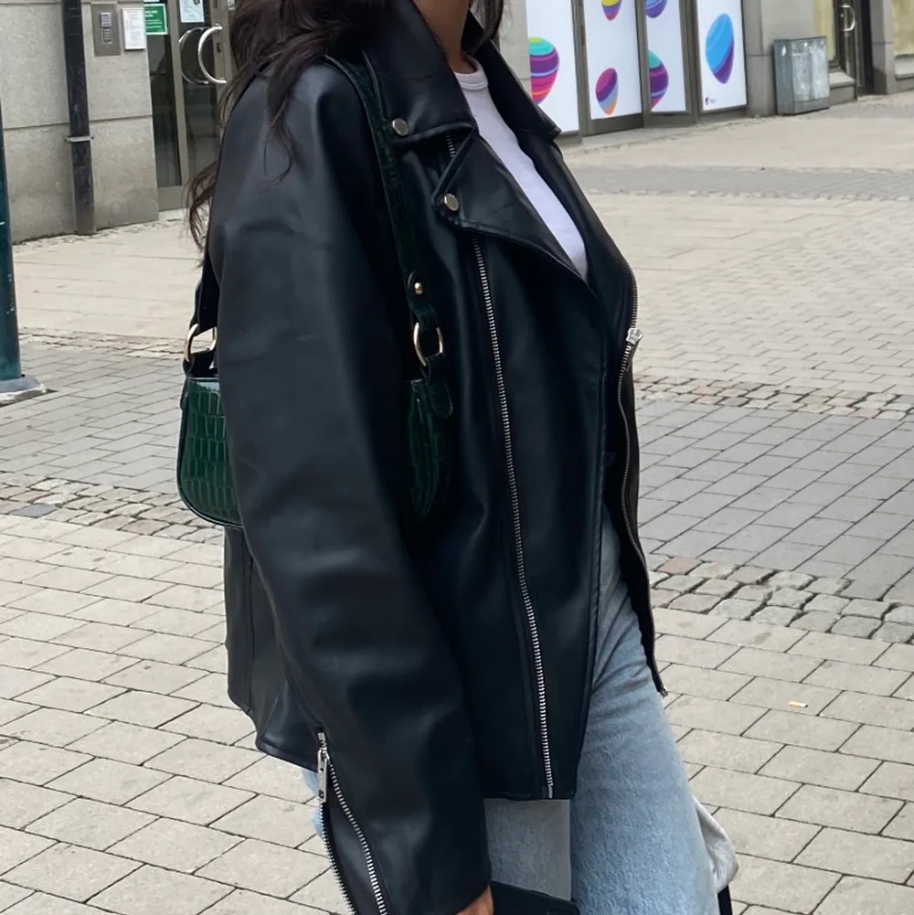 Skitsnygg skinnjacka i fakeskinn från H&M i en längre modell✨ Säljer pga att jag inte får användning av den, fortfarande i nyskick. Köpt för 799kr🤌🏼  Storlek S (herrstorlek). Jackor.