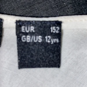 Bröllopsklänning - Jag säljer min klänning som blivit liten på mig. Den har inga fläckar och är vid storlek 152. Kontakta för fler bilder vid intresse. Går att frakta men köparen står för frakten.