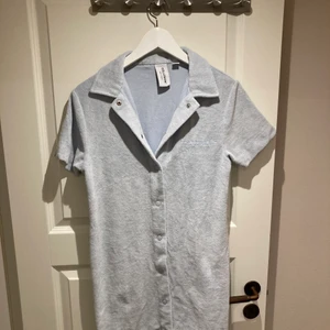 Babyblå frotté klänning - Från collusion! Strl 40 men väldigt kort på mig som är 177cm! 💘 använd en gång 