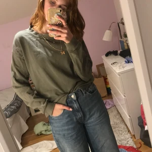 Tjokitröja  - En mörk grön tjocktröja från H&M, lite nopprig och tun men super fin.