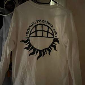 Långärmad t-shirt från Urban outfitters med ett fint tryck på ryggen<3