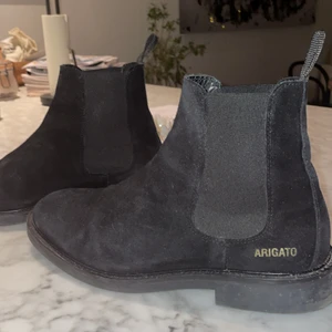 Arigato skor  - Ett par mocka skor från Axel arigato, köpte de förra året men han tyvärr aldrig använda skorna. Så det är i underbart skick, inga slitmärken och ser ut som sprialls nya. Går att använda överallt till vad som helst nästan. Nypris 2200 kr 