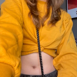 croppad tröja från HM - Det här är en gul croppad tröja, som jag köpte för ett bra tag sedan i Divided avdelning på HM. Lite använd och lite noppig på armarna som man kan se på 3 bilden, men annars i jätte bra skick. Jag säljer den för 100kr men om flera blir intresserade så blir det bud från 70kr. Om ni undrar något är det bara att kontakta mig, pris kan diskuteras. Köperarn står för frakt. Overall är det en gullig tröja som passar bra till sommar/vår!