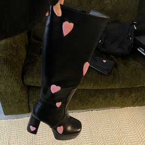 lamoda heart platforms - höga stövlar i läderimitation! köptes för totalt 900 (inkl. tull och frakt från england) men säljer för 500 då de är helt oanvända och legat i garderoben i ett år :( ((andra bilden är tagen från instagram för referens))