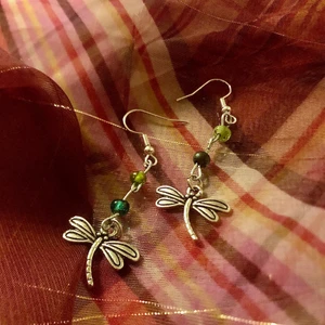 trollsländor ✧･ﾟ: *✧･ﾟ:*  - örhängen med glaspärlor och trollsländor! görs på beställning så man kan önska annan färg på pärlorna osv<3