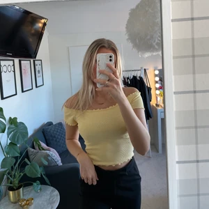 Ljusgul topp - Ljusgul fin topp i ribbat tyg från Gina Tricot i off shoulder modell✨
