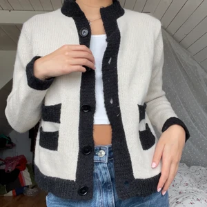 Kofta från by Malene Birger🖤 - Söt kofta i 100% lammull, fint skick. Säljer då jag inte tål ull☹️ Frakt ingår! 