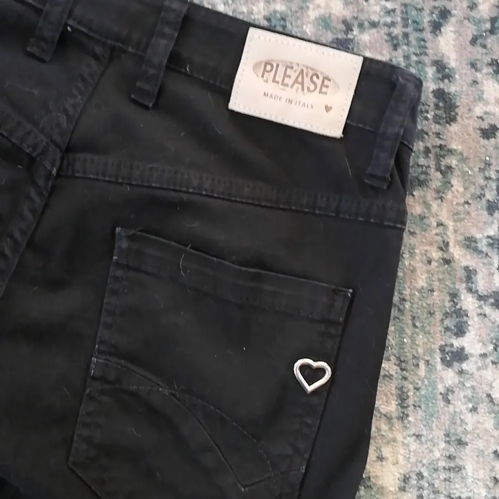 Flare jeans från det italienska märket Please, svarta, oanvända, tajta, strechjeans med ett litet silver hjärta på ena bakfickan. . Jeans & Byxor.