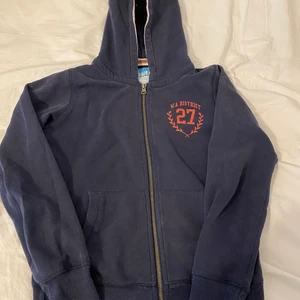 Blå zip hoodie, barn storlek 152 - Gammal zip-hoodie men fortfarande i bra skick och fint material, passar en med storlek XS också. Säljer för att den inte passar mig längre! 