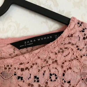 Somrig topp från zara  - En snygg somrig topp ifrån zara. Storlek S. Formar sig fint på kroppen och ärmarna går ungefär till armbågen. Frakt ingår i priset 