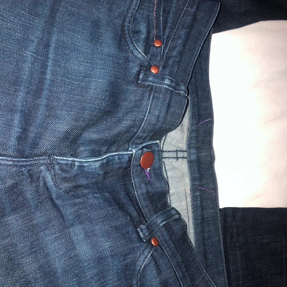 Lågmidjade Victoria Beckham jeans! Säljer då de är lite stora på mig i midjan! Riktigt fräscha me stjärnor på rumpan✨✨. Jeans & Byxor.