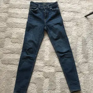 KARVE jeans i mörkblå färg, bra skick. Hög midja. 