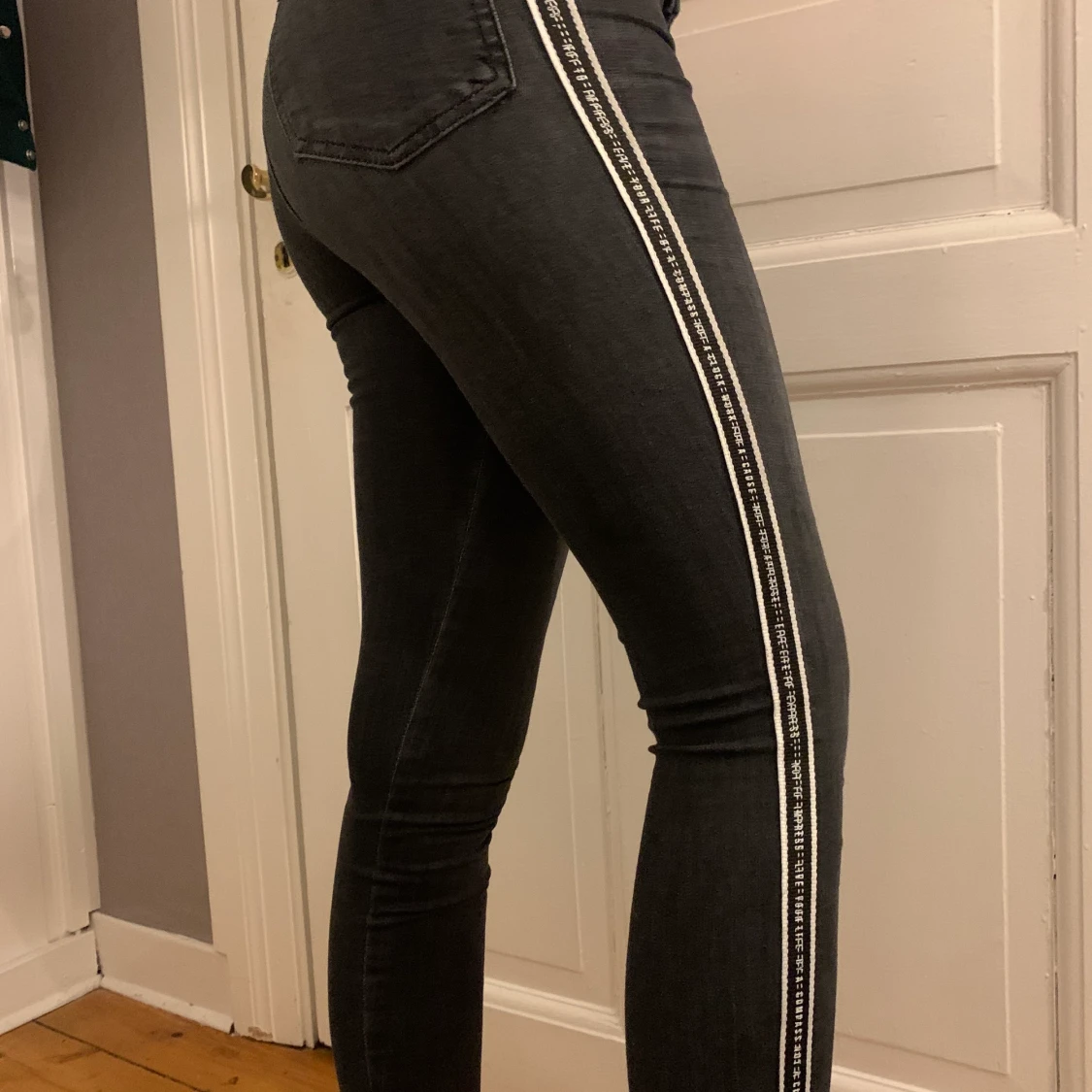 Gråa jeans med detalj