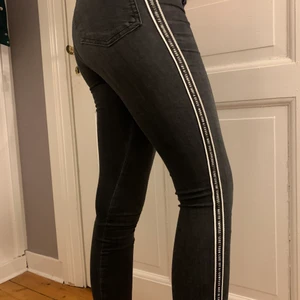 Gråa jeans med detalj - Snygga jeans o mycket bekväma. Köparen står för frakten ! 💗