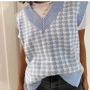 Rutig stickad väst - Blå vit rutig stickad väst som knappt är använd💓