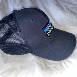 Marinblå Patagonia keps  - Jätte fin mörkblå patagonia keps, sparsamt använd alltså i fint skick, nät backtimjan och du kan ställa i storlek själv, ordinarie pris 400kr