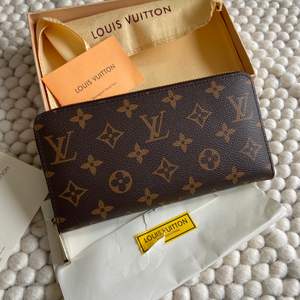 Louis Vuitton zip plånbok monogram. Har tyvärr inget kvitto så kan inte garantera 100 äkthet. Men äkta skinn och stämpel även inuti plånboken. Har aldrig kommit till användning då jag har en mindre Gucci plånbok. 
