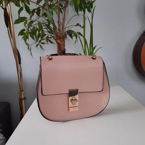 Axelbandsväska - Axelbandsväska, mindre med guldetaljer, kedjeband.