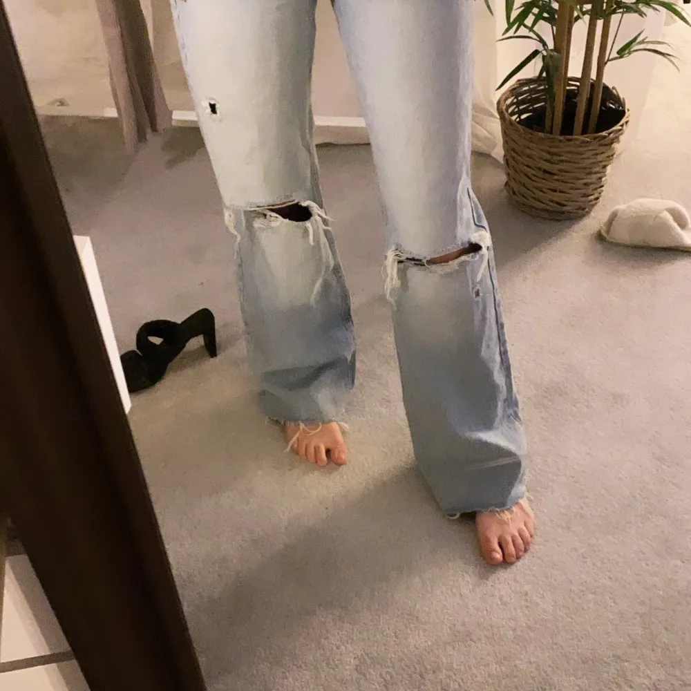 Fina wide pants från Zara med slitning, knappt använda och toppskick!!!! . Jeans & Byxor.