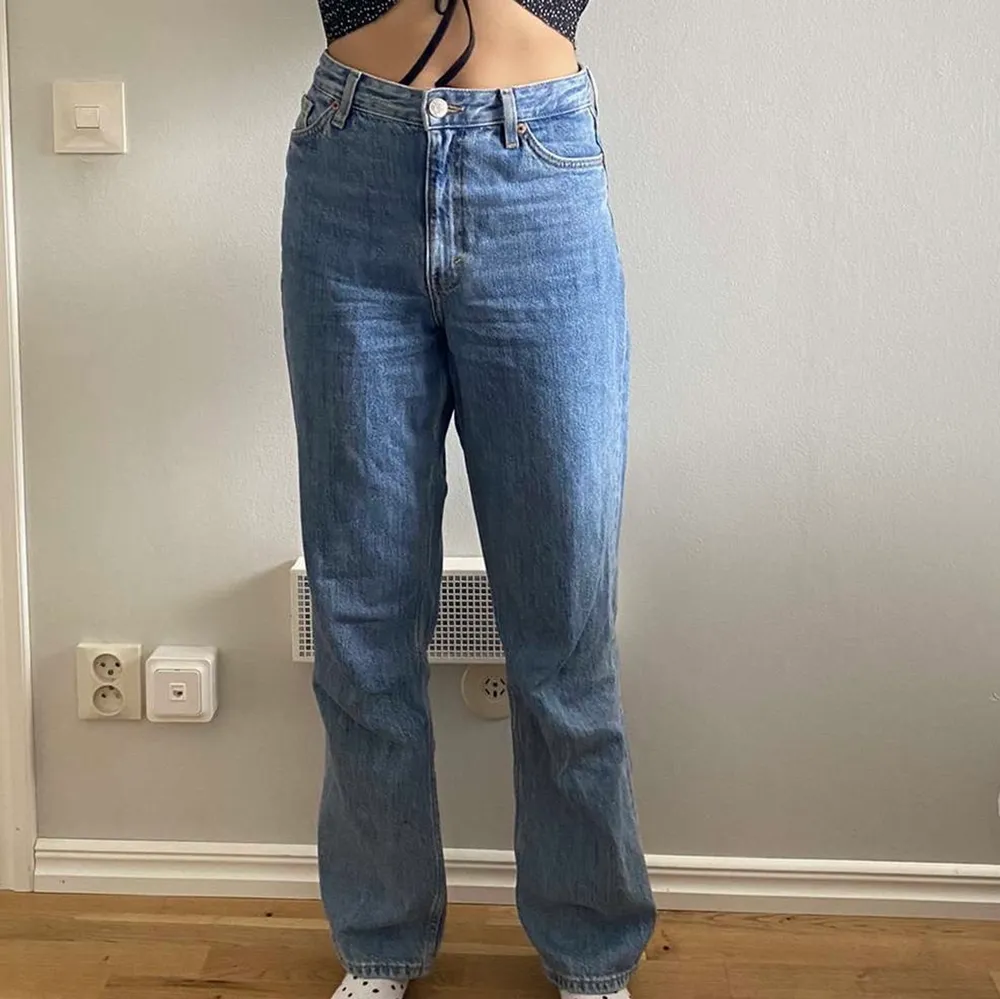 Modellen Taiki från Monki❣️ De skönaste jeansen jag äger, jag har långa ben och de går ner hel vägen🤪 exklusive frakt 😋 bara att skriva om du funderar på något <3. Jeans & Byxor.