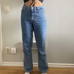 Straight Jeans  - Modellen Taiki från Monki❣️ De skönaste jeansen jag äger, jag har långa ben och de går ner hel vägen🤪 exklusive frakt 😋 bara att skriva om du funderar på något <3