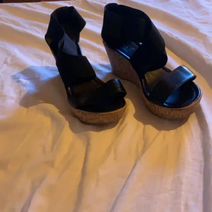 Klackar - Svarta klackar med fin korkklack! Aldrig använda! 