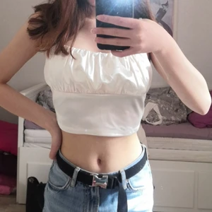 Beige festtopp  - Ännu en glansig festtopp, från H&M i strl. S. Använd en gång på fest. Den ser vit ut ut på bilden men är beige glansig. Kund står för frakt. Hör av er om ni har fler frågor❤️