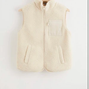 Pile väst - Säljer denna super snygg pile väst från Lindex, slutsåld och väligt populär❤️❤️