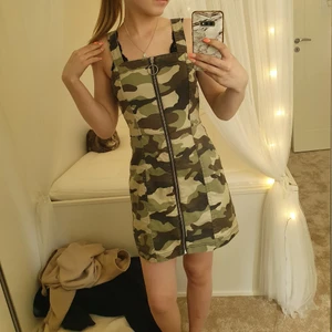 Kamouflage klänning storlek XS - Kamouflage färgad klänning i storlek XS. Tycker personligen att den är väldigt tuff, men tyvärr känner jag att jag är för feg för att någonsin använda den! Säljer den därför för "nypris", då den i princip endast är provad. Kan skickas, eller mötas!