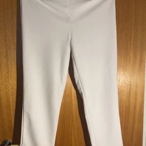 Vita kostym byxor  - Knappt använda kostym byxor med slits längst nere. Frakten står kunden för. 
