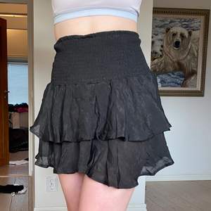 Aldrig använd kjol. Säljer på grund av att jag har fler. Sitter bra på mig och är 162 cm❤️