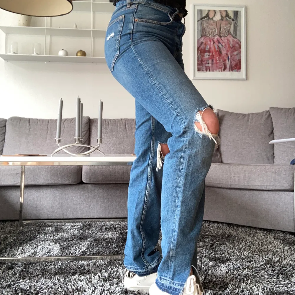 Säljer dessa assnygga jeans från hm, dom är MID RISE STRAIGHT JEANS med hål på knäna och en slit, snygga och trendiga. Säljer pga för små. Jag är 170 å s/m . Jeans & Byxor.