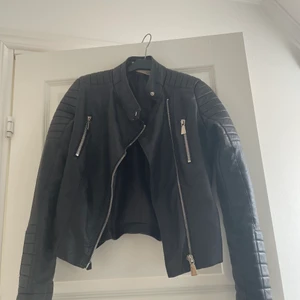 Svart skinnjacka från chiquelle  - Svart skinnjacka från chiquelle i storlek 38 . Fåtal gånger använd så är i bra skick. Ordinarie pris är 699kr