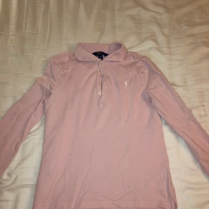 Rosa tröja från Ralph Lauren  - Superfin långärmad tröja med krage från Ralph Lauren! I superbra skick och endast använd ett fåtal gånger. Ganska stor i modellen. Köpare står för frakt💕