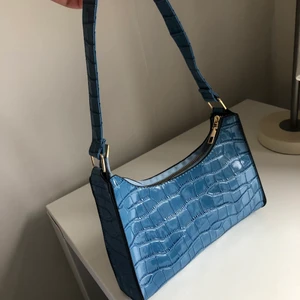 Blå väska  - Intressekoll på min Populära blåa väska, helt ny!! Köparen står för frakten 