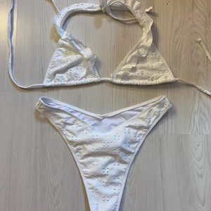 Vitt bikinisett🤍 - Vit oanvänd bikini ifrån SHEIN. Skulle säga att trosorna är en M och toppen passar en B kupa.🤍
