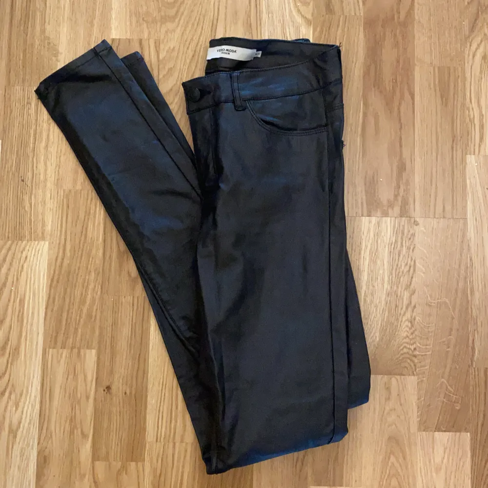 Coated pants/ läderimmitation från Vero moda. Använda 2 ggr så i fint skick utan skador/fläckar. Säljer pga för små för mig. Köparen står för fraktkostnad på 60kr. Jeans & Byxor.