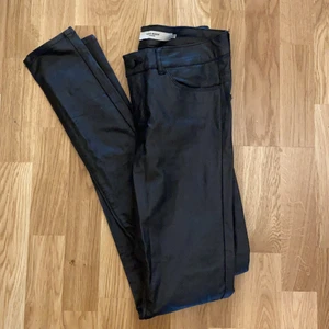 Skinnbyxor strl M - Coated pants/ läderimmitation från Vero moda. Använda 2 ggr så i fint skick utan skador/fläckar. Säljer pga för små för mig. Köparen står för fraktkostnad på 60kr
