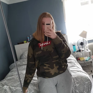 Levi's grön camohoodie, strl L - Köparen betalar frakt, alt upphämtning vid stationen i Tierp. Det är en vanlig Levi's hoodie med camomönster, väldigt lite slitage, herrmodell men det gör den bara lite extra oversize. Främst runt märket då det pillrat ihop sig där, inget som inte går att fixa med en sax. Pris kan diskuteras!