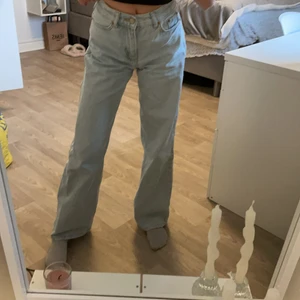 Junkyard  - Skitsnygga jeans från junkyard som knappt är använda och i ett väldigt bra skick!💞💞 Jeansen går att dra in och ut i midjan för att få det att passa sin egna kroppstyp. 💖Säljer pga att det inte är min stil😊