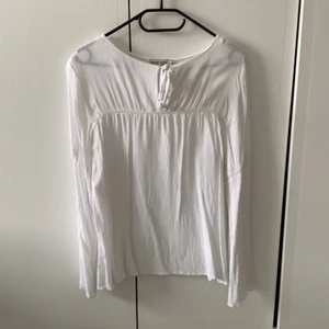 Vit blus - Jag säljer min vita blus från lager 157 för att den inte kommer till användning, den har använts 2-3 gånger. Den är en S men funkar absolut som en M