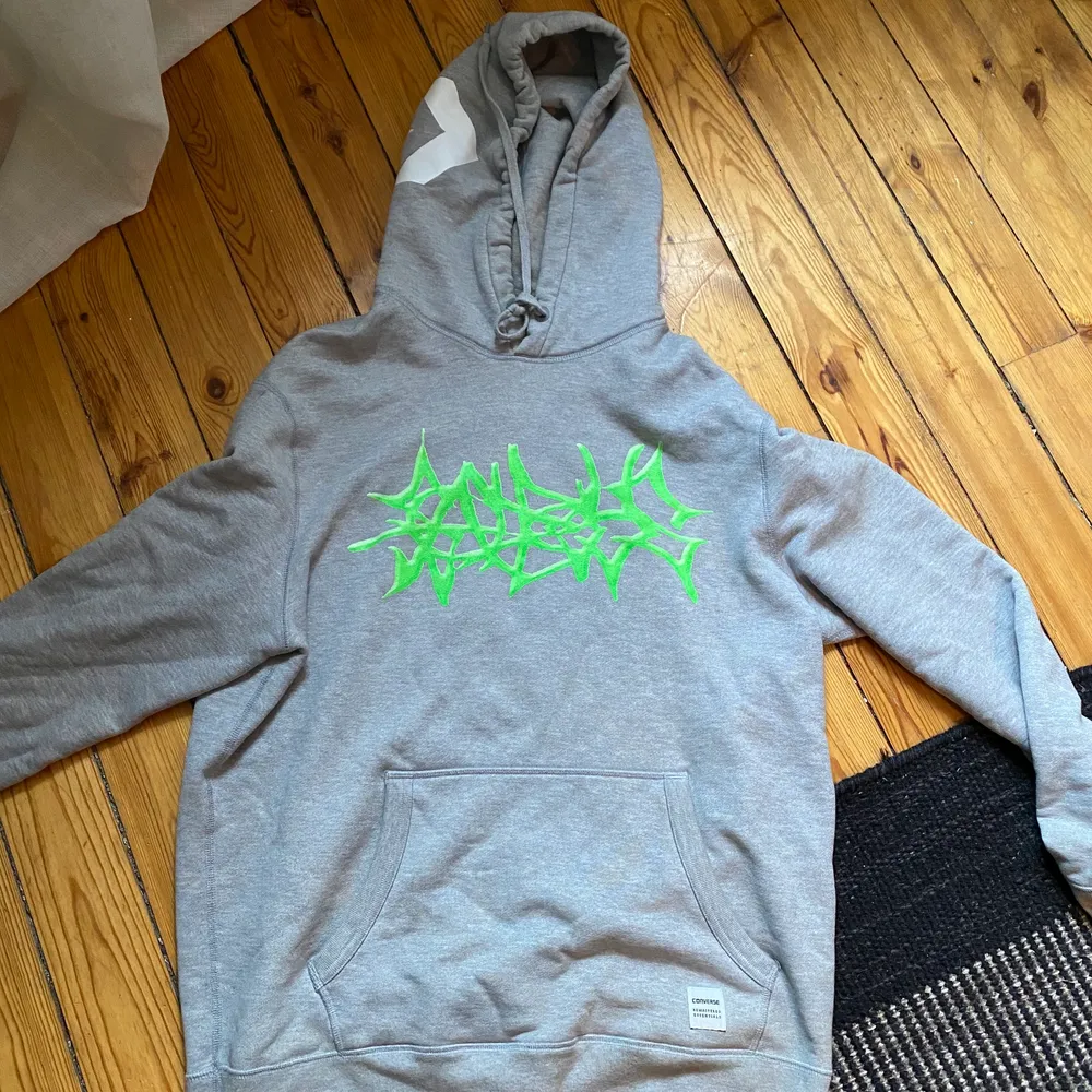 Sadboys x converse hoodie size L finns i Stockholm men kan skickas mot frakt . Hoodies.
