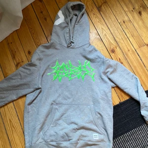 SadBoys x converse hoodie size L - Sadboys x converse hoodie size L finns i Stockholm men kan skickas mot frakt 