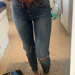Jeans  - Jeans från Gina med hål vid knäa! Fint färg och bra skick!💕 storlek 36 & jag är 163cm lång (på bilden) 50kr+frakt⭐️ pris går att diskutera 💘