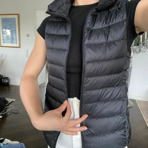 Svart dunväst  - Tunn svart dunväst från uniqlo i storlek xs. Superfint skick, perfekt till vår/sommar